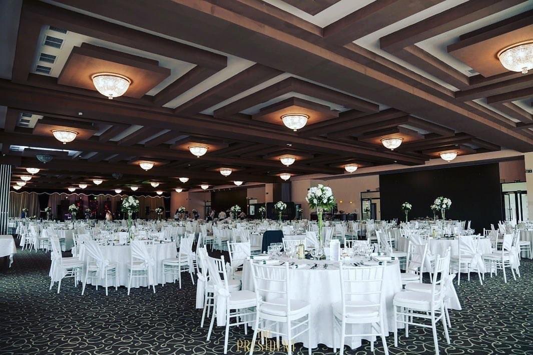 ThePresidentro1's tweet photo. 💍 Cauți locația pentru cel mai important eveniment din viața ta? 
Îți punem la dispoziție 5 saloane cu un decor elegant și o capacitate între 50 și 800 de persoane. 
Scrie-ne:
https://t.co/gcOjy596MI
și descoperă oferta noastră: 
✨ 65 euro/persoană ALL INCLUSIVE!
#SalonNunta https://t.co/HnaHjECJYc