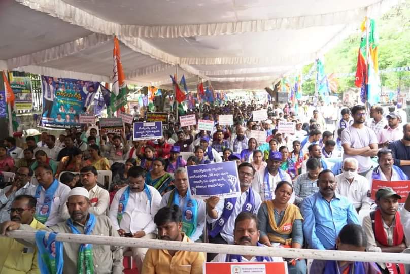 arunaqueen3's tweet photo. #TSPSCPaperLeaks కు నిరసనగా జరిగిన"నిరుద్యోగుల గోస-అఖిలపక్ష భరోసా" దీక్షకువచ్చి,విజయవంతం చేసిన నిరుద్యోగులకు,విద్యార్థులకు,అన్ని పార్టీల రాజకీయ నాయకులకు,కార్యకర్తలకు జేజేలు,జై భీం.
@RSPraveenSwaero @Murali_IASretd @ProfKodandaram https://t.co/7EnFMBzptT