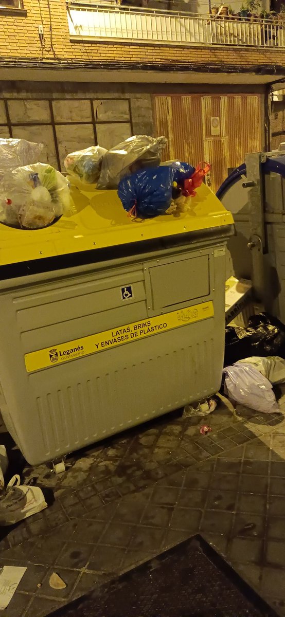 cefe10es's tweet photo. B.dias
Todos los días el mismo problema.
La solución muy sencilla o poner más contenedores o estar más pendientes de la recogida.
@AytoLeganes  @psoedeleganes  @Cs_Leganes  @10+3+ 1 ?
@CarlosULEG https://t.co/54ERDsHqSb