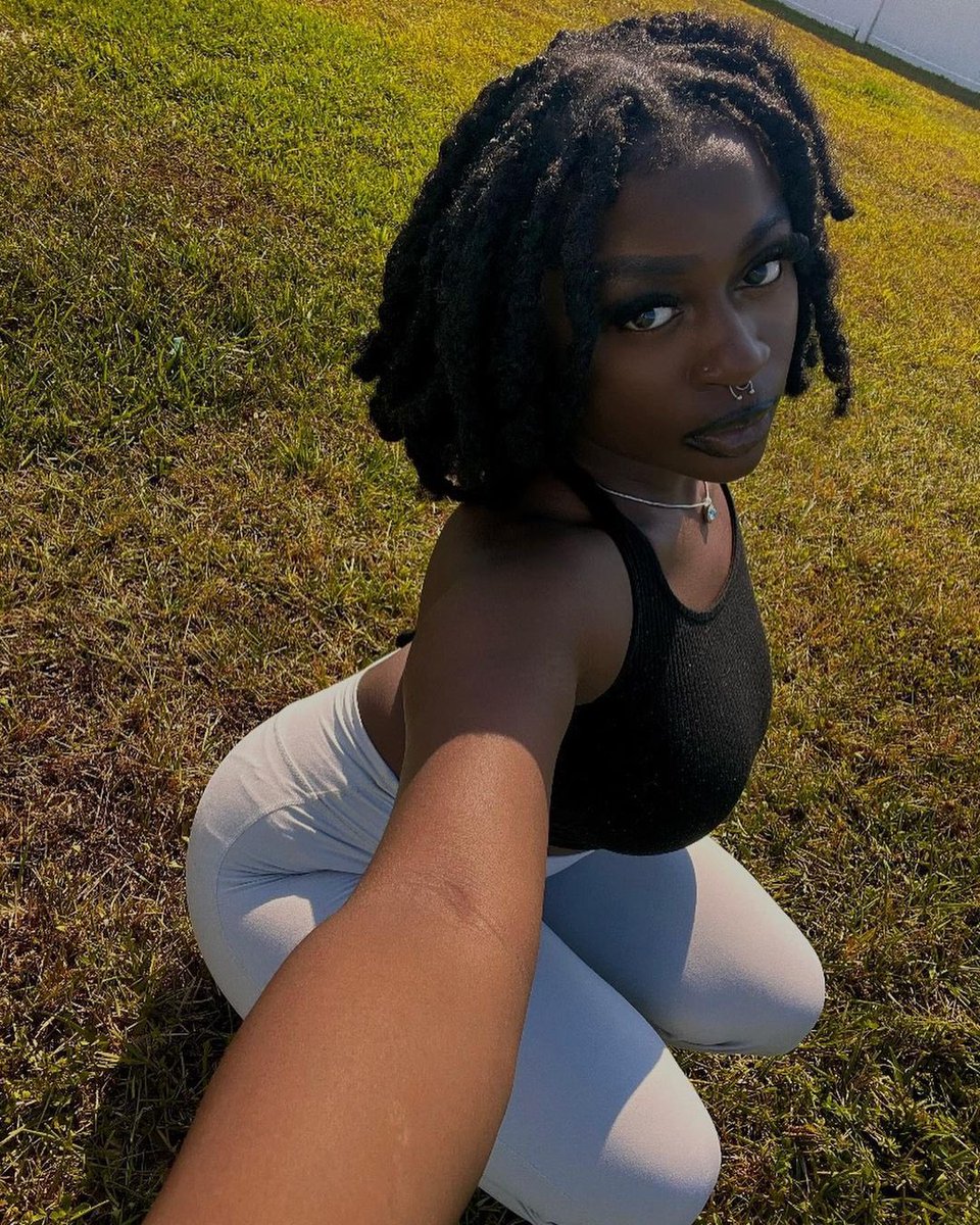 18_locs's tweet photo. 🖤🤩🖤
•
📸: IG/loczwitlexi 👸
•
•
#locstyles #locs #locjourney #locstylesforwomen 
#loclove #loclivin #locd 
#melanin #locs #locbob #locs_18 #locs_18_pic https://t.co/1ux3inawX8