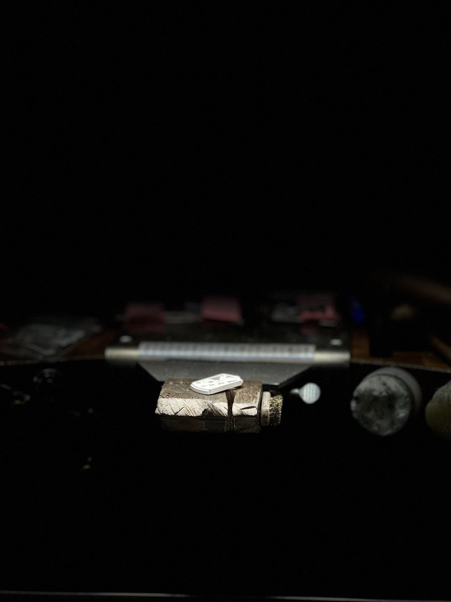 Misaboustudio's tweet photo. 今日も作業机の前で黙々と製作作業。
世の職人さん達はどういう作業環境でお仕事してるのか作業の現場を見るのが好きです。

#ジュエリー工房 #ジュエリー職人 #作業現場 https://t.co/r0MGeEhqC2