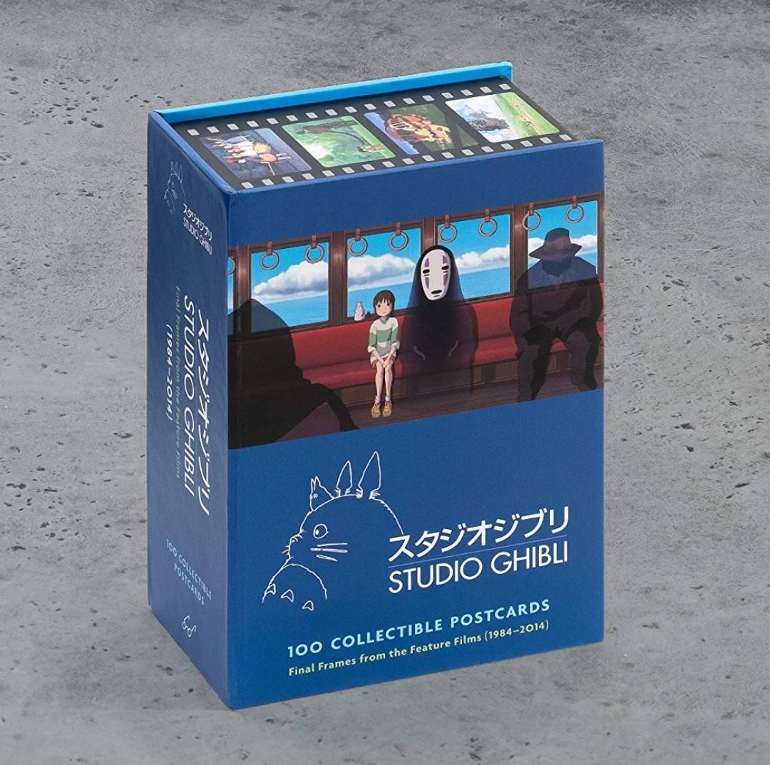 gen_ghibli's tweet photo. 🖼️ Colección oficial de 100 postales con imágenes de todas las películas de Studio Ghibli, desde 'Nausicaä del Valle del Viento' (1984) hasta 'El recuerdo de Marnie' (2014): https://t.co/l3ljgNLUV1 📦 https://t.co/847IsfE5Kp