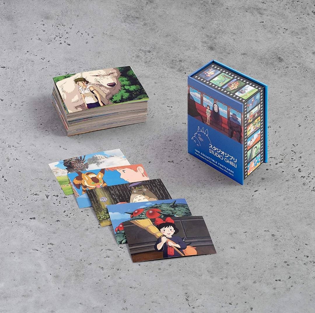gen_ghibli's tweet photo. 🖼️ Colección oficial de 100 postales con imágenes de todas las películas de Studio Ghibli, desde 'Nausicaä del Valle del Viento' (1984) hasta 'El recuerdo de Marnie' (2014): https://t.co/l3ljgNLUV1 📦 https://t.co/847IsfE5Kp