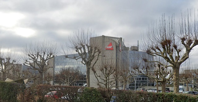 e_niort's tweet photo. #Niort. Podium de la relation client 2023 : la MAIF se classe première tous secteurs confondus. La mutuelle niortaise établit également un nouveau record en remportant le trophée dans le secteur assurance pour la 19ème fois.
→ https://t.co/al9OxLzMBu https://t.co/hPp5uf5vbs