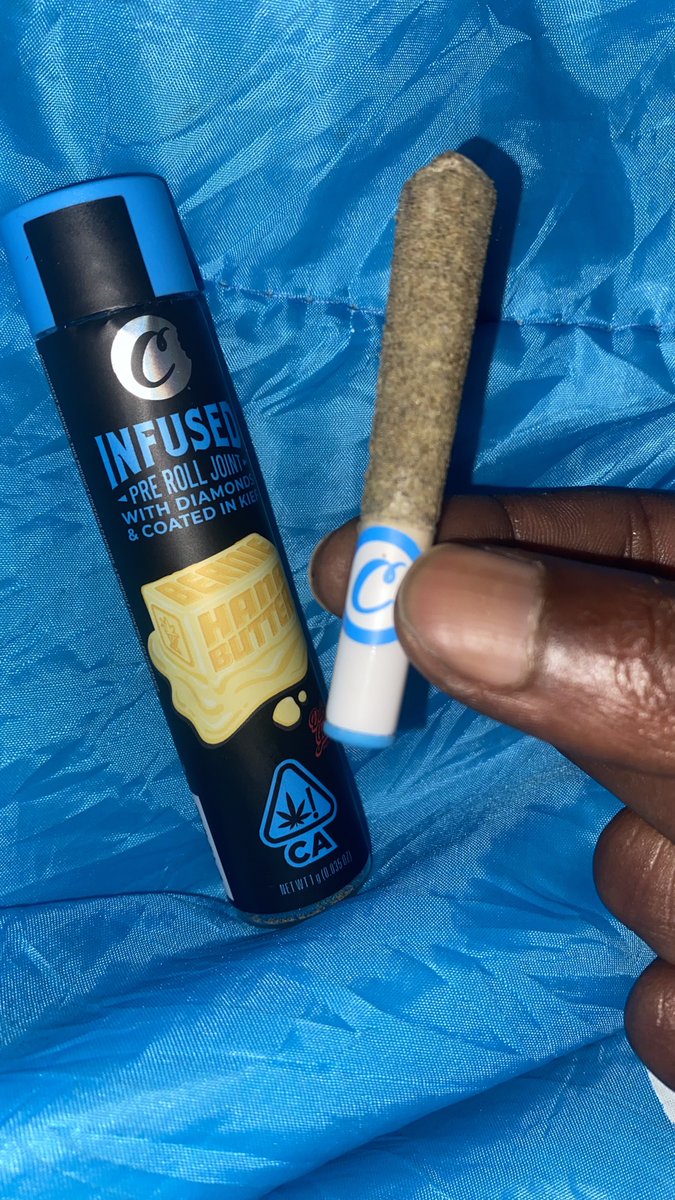 Baggzforever's tweet photo. Infused “BERNIEHANA BUTTER🧈” Preroll Joint with diamonds💎✨ & kief!! @cookiesglobal @berner415
#Cookies #CookiesInfusedPrerolls #ArroganceIsIgnorance 💽5.5.2023 #OneShotKill #GoodTripTour @wizkhalifa @smokedza @CHEVYWOODS https://t.co/FuRnfCD8po