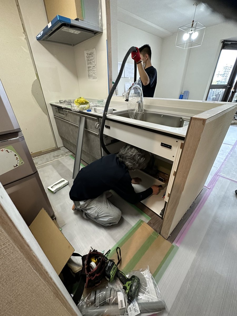 at_reform's tweet photo. 奥様が恋焦がれた #キッチン を
設置しております。照明なしでは日中でも薄暗かったキッチン。#リフォーム で吊り戸棚や廊下側の壁を撤去。明るく開放感のある理想のキッチンに。キッチンがお気に入りの場所になると、毎日の家事が楽しくなりますよね！フルタイムで働く奥様にとって癒しの空間に😍 https://t.co/7x3tdz3FC6