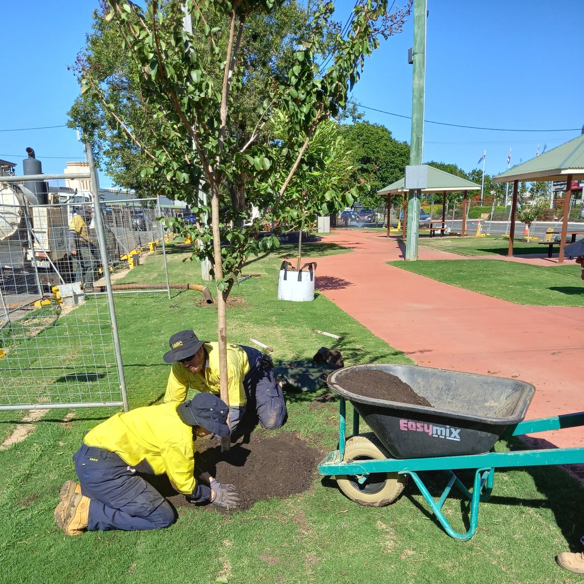 SouthBurnettRC's tweet image. Finishing touches to QEII Park Refurbishment 🌳
Council advises the refurbishment of QE II Park, Murgon is now in its final stages. @qldgovlocalgov
#W4Q #parks #sbrc #southburnettregion