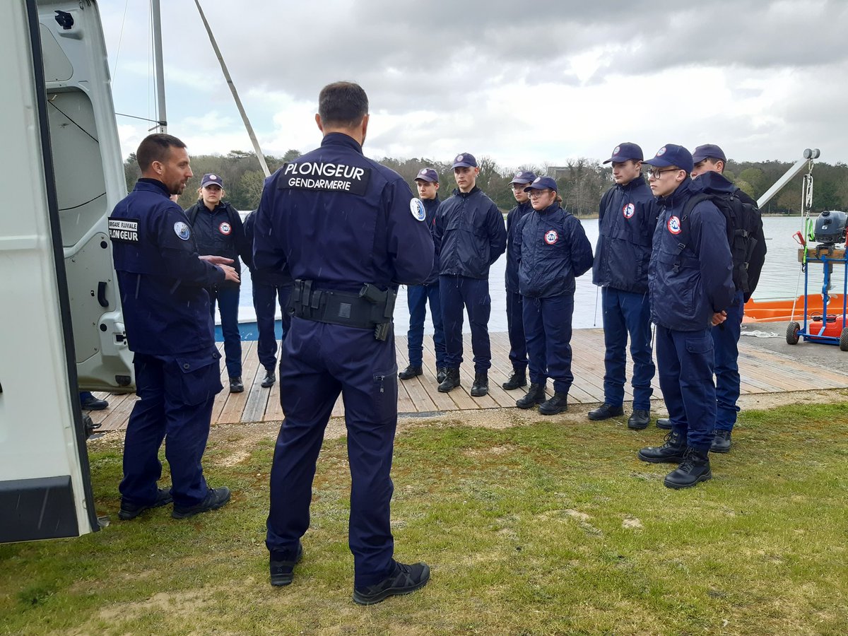 Cadets37's tweet photo. #CadetsGN |🧢 Pour la cinquième journée mensuelle des @Cadets37, l'immersion en unité a été suivie par la découverte de deux unités @Gendarmerie_037 : le Groupe d'Investigation Cynophile 🐕 et la Brigade Fluviale ⚓
1/3

📸 ACGN37 - BRI (R) Daguier et BRI (R) Palvadeau-Méheut https://t.co/3vIKTO2rUY