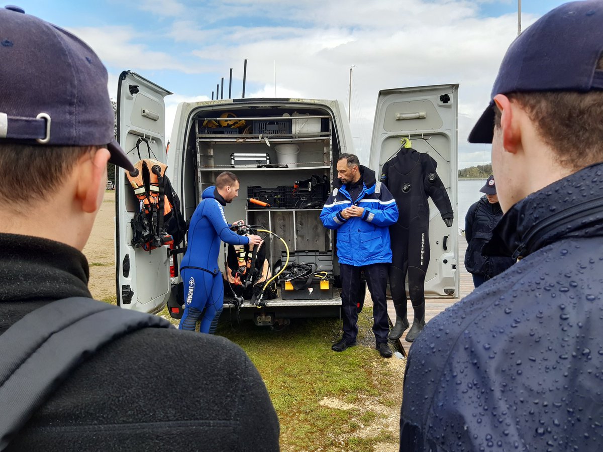 Cadets37's tweet photo. #CadetsGN |🧢 Pour la cinquième journée mensuelle des @Cadets37, l'immersion en unité a été suivie par la découverte de deux unités @Gendarmerie_037 : le Groupe d'Investigation Cynophile 🐕 et la Brigade Fluviale ⚓
1/3

📸 ACGN37 - BRI (R) Daguier et BRI (R) Palvadeau-Méheut https://t.co/3vIKTO2rUY