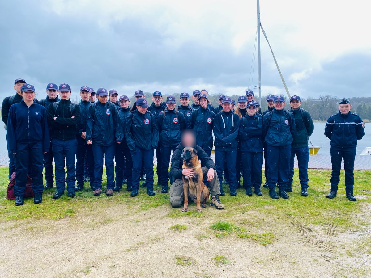 Cadets37's tweet photo. Entre démonstrations des capacités de ces deux unités, échanges avec leurs personnels 👮, les cadets ont pu découvrir ces spécialités @Gendarmerie dont la technicité est cruciale notamment lors d'enquêtes 🔍, de recherches de personnes...
2/3 https://t.co/l5oazYV83p