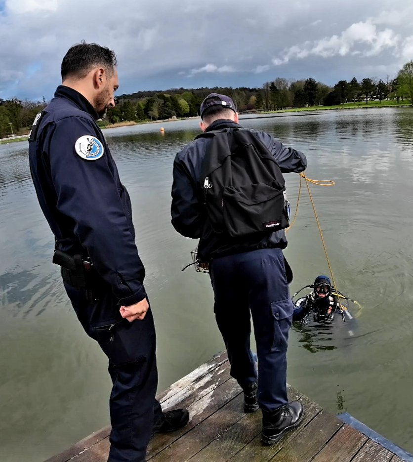 Cadets37's tweet photo. Entre démonstrations des capacités de ces deux unités, échanges avec leurs personnels 👮, les cadets ont pu découvrir ces spécialités @Gendarmerie dont la technicité est cruciale notamment lors d'enquêtes 🔍, de recherches de personnes...
2/3 https://t.co/l5oazYV83p