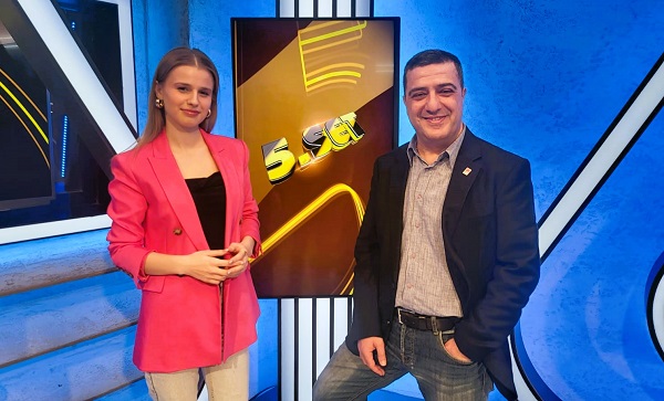 VAktuel's tweet image. VİDEO HABER: 5. Set’te Avrupa’daki Türk Finali, 1.Lig Şampiyonları ve Voleybol Gündemi Konuşuldu voleybolaktuel.com/video-haber-5-… @sportstv  @esrcay @Boovolley  #5Set @savaseskigulek  #voleybol #volleyball #Pallavolo #voleibol @efelerlig #MetinGörgünSezonu #SultanlarLigi @sultanlarlig