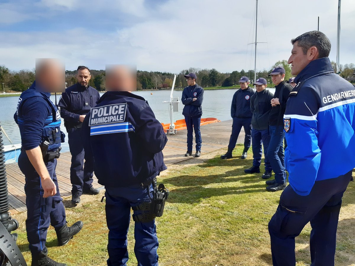 Cadets37's tweet photo. Les cadets 🧢 ont également reçu la visite de la police municipale 🚓 de Joué-lès-Tours avec laquelle ils ont pu échanger.

Prochaines étapes : #FoireDeTours et Escadron de Gendarmerie Mobile 36/3 🛡 !
3/3 https://t.co/BauNBChj43