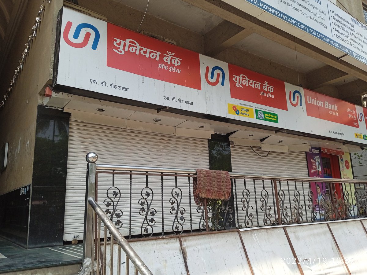 mayuresh532's tweet photo. Stading@FC road, Pune @10:40AM and waiting to open and start working of @UnionBankTweets Pune not surprised to see this kind of #Active working style of PSUs.
Please spare some time for us and look into this matter @UnionBankTweets as we also have some important works https://t.co/PdtLfQnEw9