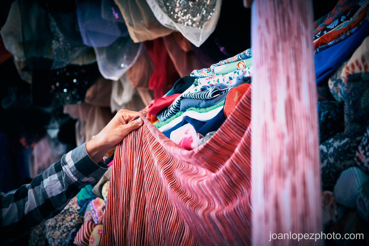 #Barcelona #souk

📸 Fujifilm X-T5

📷 Fujinon XF 16-55mm F2.8 R LM WR

#city #fleamarket #encants #elsencants #market #streetmarket #firadebellcaire #encantsvells #elsencantsvells #encantsfirabellcaire #fabrics #clothes #fabricsmarket #streetphotography #streetphotographer…