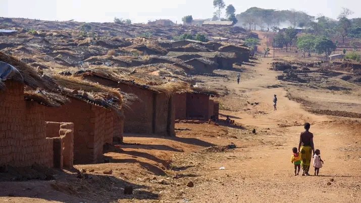 PatrioticMedia1's tweet photo. MALAWI: GOV TO CLAMPDOWN ON REFUGEES
Minister of Homeland Security, Zikhale Ng'oma, has said security agents are going to arrest and dump at the border defiant refugees who refused to relocate to Dzaleka Refugee Camp in Dowa after being ordered to do so by the government. https://t.co/ZNBp6oFenC