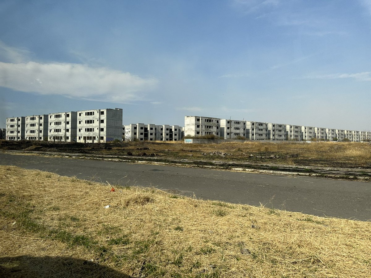 camiiglez's tweet photo. Fun fact: El Chernobyl de Tlajomulco tiene 1,200 viviendas abandonadas. Lugar donde se le conoce como, el cementerio clandestino, la inseguridad y lo que ha pasado ahí es impresiónate. Las personas dicen que derrumbarlas no es la solución, sino donarlas, darles vida y movimiento. https://t.co/nOjwiSRMMB