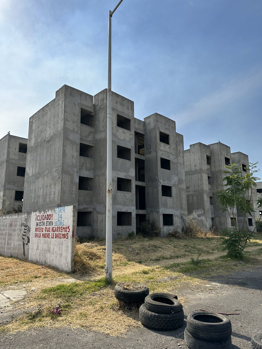 camiiglez's tweet photo. Fun fact: El Chernobyl de Tlajomulco tiene 1,200 viviendas abandonadas. Lugar donde se le conoce como, el cementerio clandestino, la inseguridad y lo que ha pasado ahí es impresiónate. Las personas dicen que derrumbarlas no es la solución, sino donarlas, darles vida y movimiento. https://t.co/nOjwiSRMMB