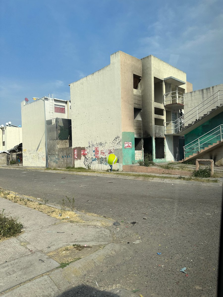 camiiglez's tweet photo. Fun fact: El Chernobyl de Tlajomulco tiene 1,200 viviendas abandonadas. Lugar donde se le conoce como, el cementerio clandestino, la inseguridad y lo que ha pasado ahí es impresiónate. Las personas dicen que derrumbarlas no es la solución, sino donarlas, darles vida y movimiento. https://t.co/nOjwiSRMMB