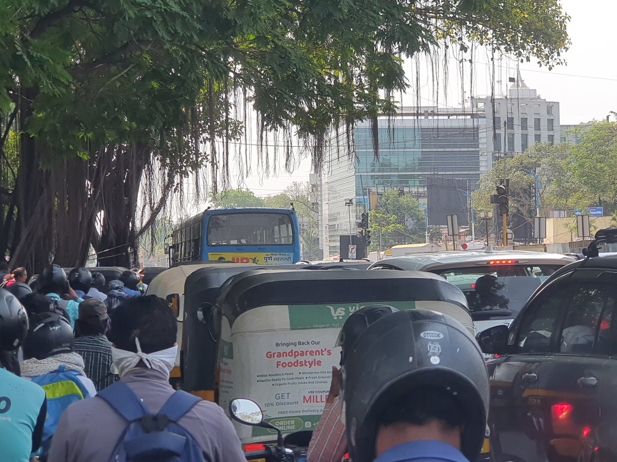 ContactSagarG's tweet photo. @RtoPune @PuneCityPolice Signals at busiest square is not working. Resulting in huge traffic jam https://t.co/iAz4RTn1Fs
