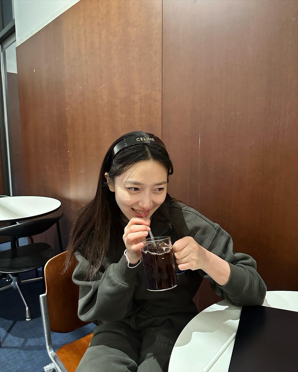 yejiinp's tweet photo. When you feel lonely because you're not longer seeing Garam and Goeun again, Iced Americano is the rescue. https://t.co/lSkMS2aq5l