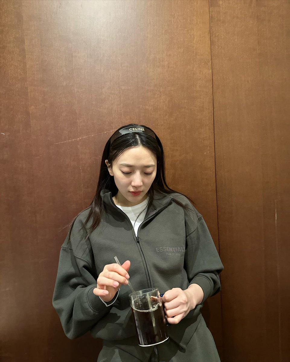 yejiinp's tweet photo. When you feel lonely because you're not longer seeing Garam and Goeun again, Iced Americano is the rescue. https://t.co/lSkMS2aq5l