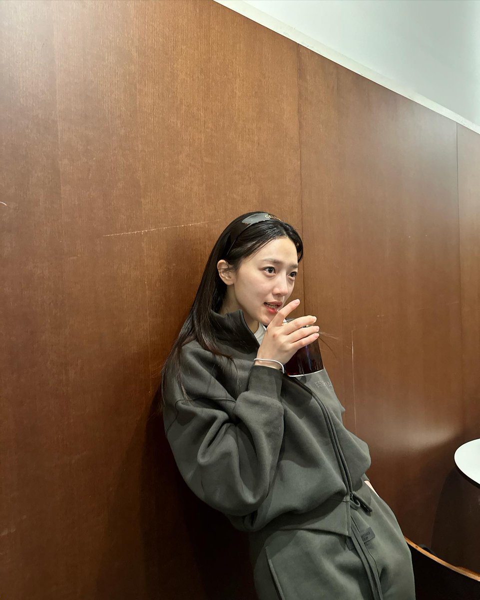 yejiinp's tweet photo. When you feel lonely because you're not longer seeing Garam and Goeun again, Iced Americano is the rescue. https://t.co/lSkMS2aq5l