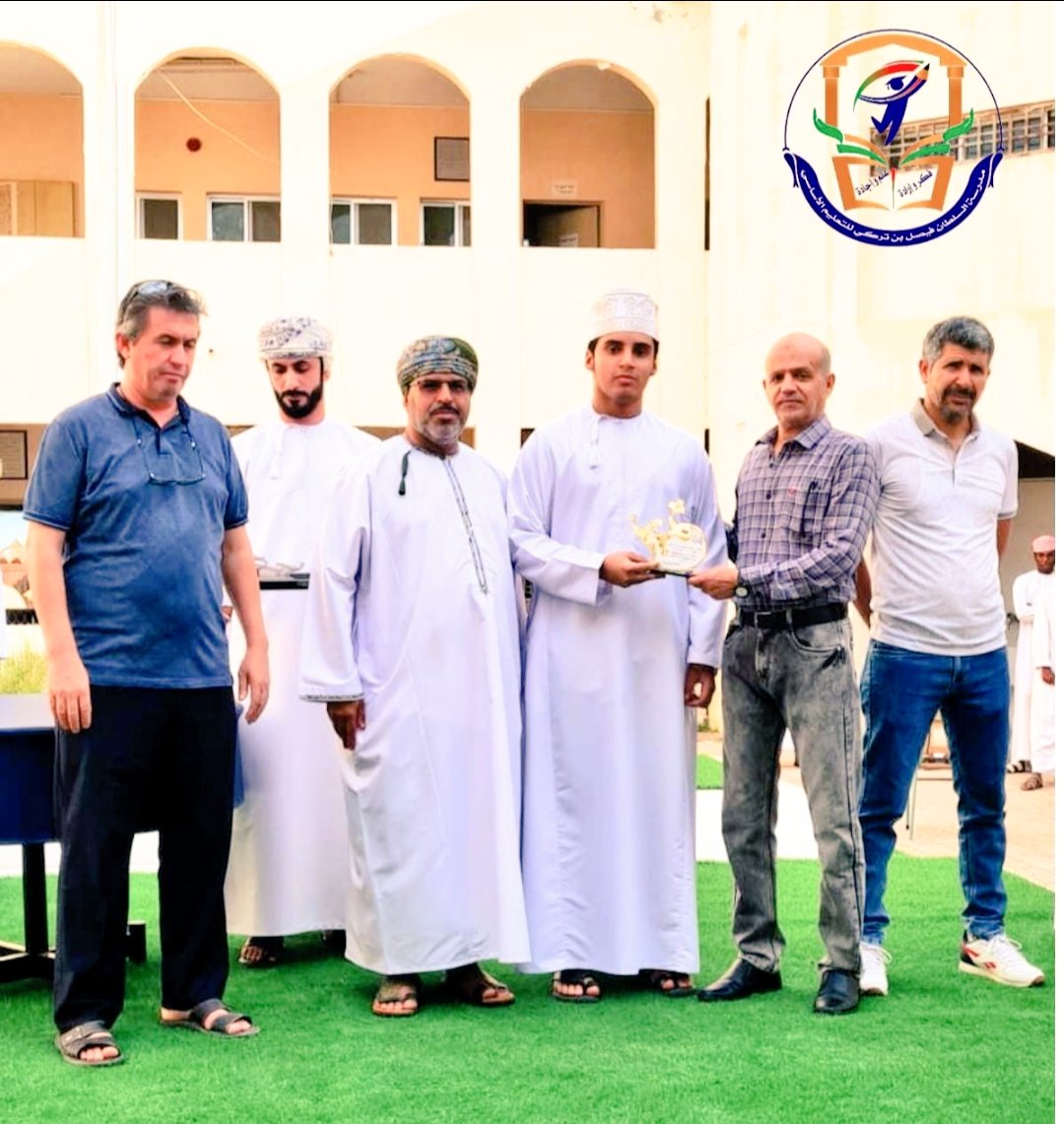 alsultanf_schoo's tweet photo. كرم معلمي قسم الرياضيات بالمدرسة أبناءهم الطلبة بالصفين العاشر والحادي عشر، وذلك تقديرا لجهودهم المبذولة وحثهم على الاستمرار في المزيد من التألق والنجاح العلمي. https://t.co/vQtYMzXuM1