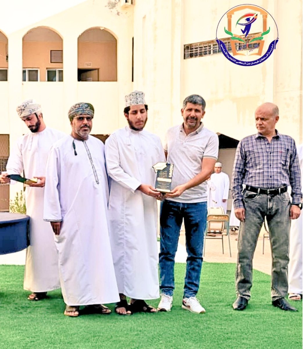 alsultanf_schoo's tweet photo. كرم معلمي قسم الرياضيات بالمدرسة أبناءهم الطلبة بالصفين العاشر والحادي عشر، وذلك تقديرا لجهودهم المبذولة وحثهم على الاستمرار في المزيد من التألق والنجاح العلمي. https://t.co/vQtYMzXuM1