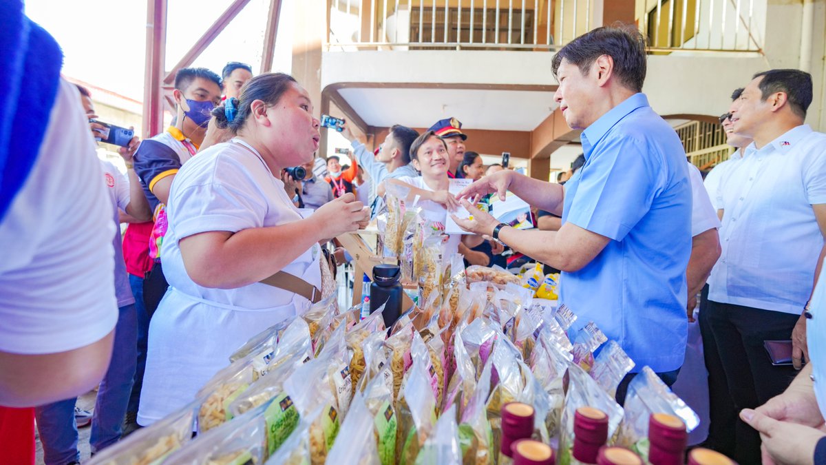 bongbongmarcos's tweet photo. Tayo’y nagbukas ng bagong Kadiwa ng Pangulo sa lungsod ng San Jose del Monte upang maipaabot din sa mga Bulakenyo ang mga benepisyo ng proyekto. https://t.co/WuCeHDxe4P