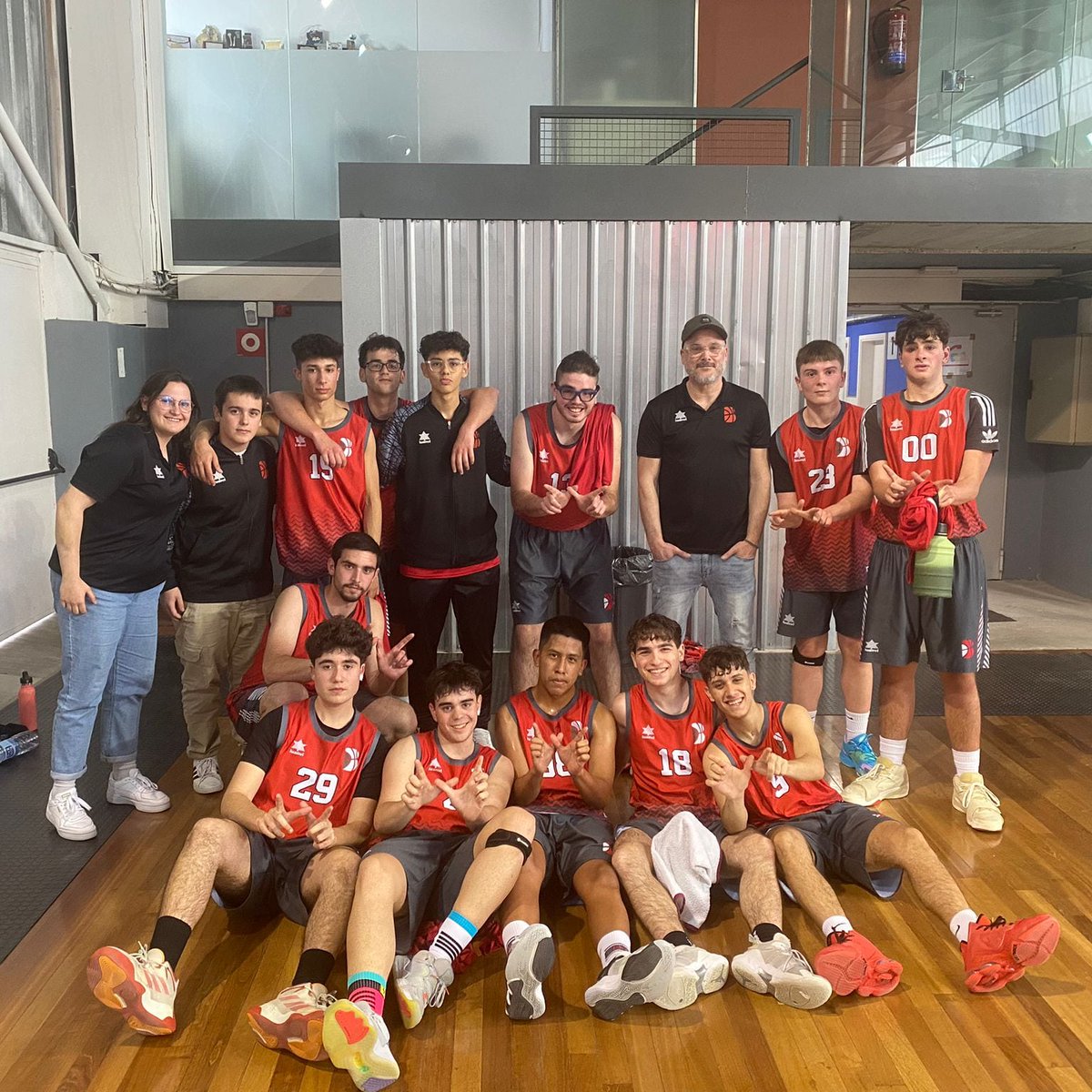 BFemeniCornella's tweet photo. 🏀 Júnior A masculí 73 - 62 Basket Almeda 🔴

Victòria al derbi amb una gran primera part on hem sabut atacar la zona, encara que ens relaxem en defensa a la segona però sense fer perillar el marcador. Una més!

#TotAlVermell #RedPower #somBFC https://t.co/CD715g3bkN