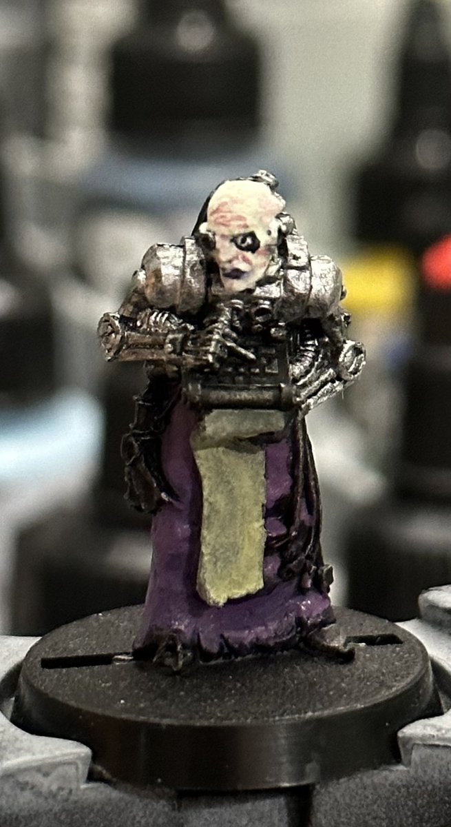 Work on another #todg23 mini today.  Mostly the face and a coat on the robes and scroll.

#oldhammer #hobbystreak #hobbystreakday24