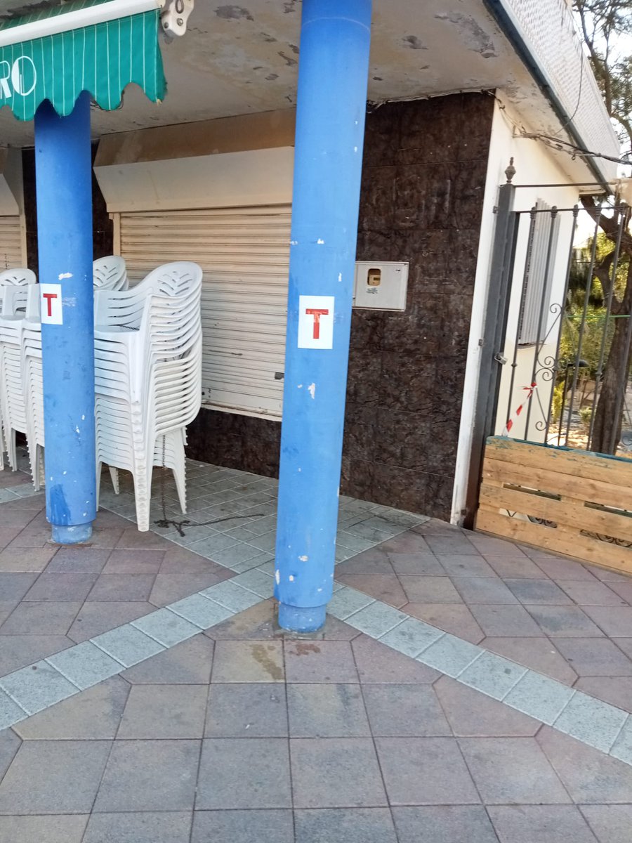 Patriciaflopez's tweet photo. 😡 #Archena se despierta sucia por unos incívicos que quieren dar una imagen de nuestra localidad que nada se ajusta a la que todos queremos. La policía ya está investigándolo.
La limpieza del municipio le cuesta mucho dinero a todos los archeneros y es labor de todos su cuidado. https://t.co/wS57VSuG9M