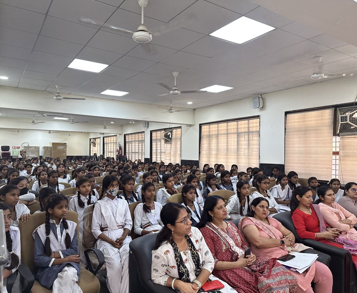 DrPreetikhatri's tweet photo. #Counselling session for #girls students was organised to ensure their #safety and learn to say ‘No’ to any wrong to them & they can share any problem thru complaint box in school. #Students were motivated to learn self defence with some tactics.Thanks to @DcpNorthDelhi #dcpouter https://t.co/58zL7YEL42