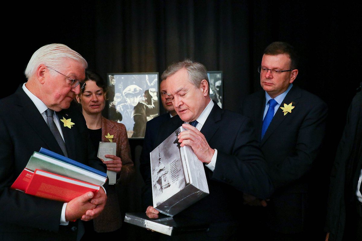 kultura_gov_pl's tweet photo. 🇵🇱🇩🇪  Wicepremier @PiotrGlinski przekazał prezydentowi Niemiec Frankowi-Walterowi Steinmeierowi „Raport o stratach poniesionych przez Polskę w wyniku agresji i okupacji niemieckiej w czasie II wojny światowej 1939-1945” i publikację poświęconą polskim stratom wojennym w kulturze. https://t.co/Xq3JxXXqoB