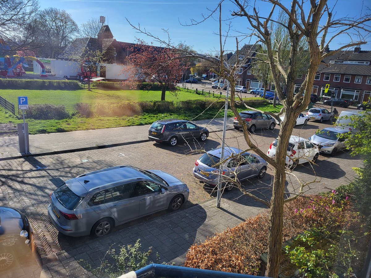 Ludokorteman's tweet photo. @gemeentehaarlem Werkt goed zo'n parkeerverbod. En dan ook nog die P . https://t.co/vKMYzRCYXh