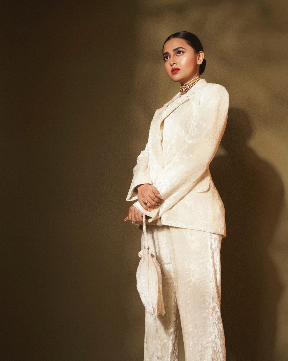 GossipsInsight's tweet photo. #TejasswiPrakash Sizzles in white hot dress 🤍🥰
.
.
.
.
#tejasswiprakash #tejasswiprakashhot #GossipsInsight https://t.co/5SYL6g6NRl