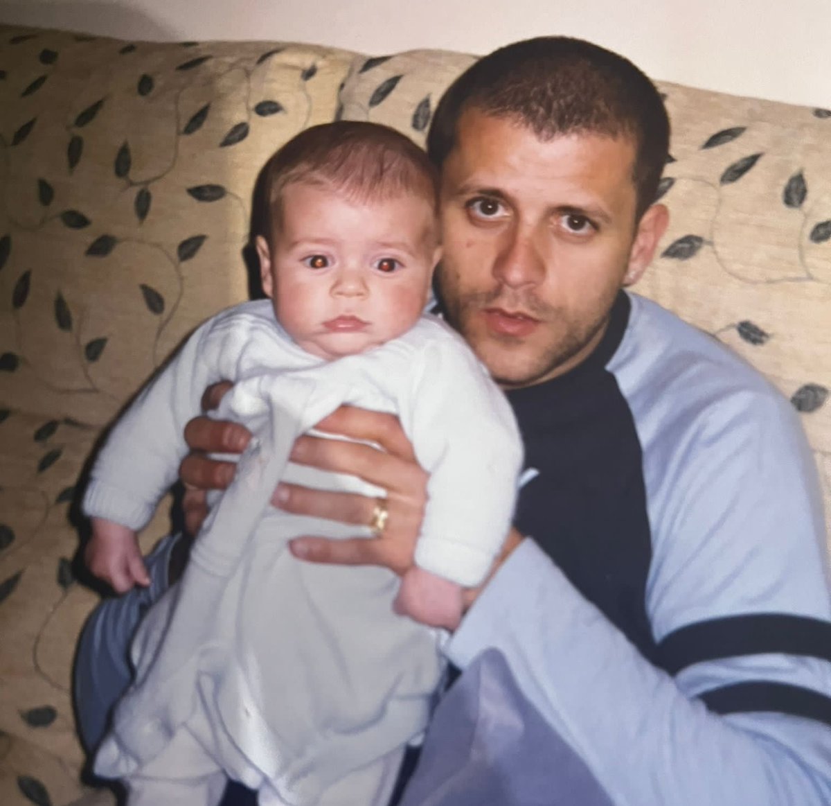 🌟¿Quién es?🌟 La foto del escenario es la mejor pista. ¿Con quién está? ¡Con su tía <a href="/lahungarasonia/">Sonia Priego</a>  ! Es el Javi Priego y es un artista único. Su padre Javi nos ha contado cómo era este futuro abogado y cantante desde pequeño.