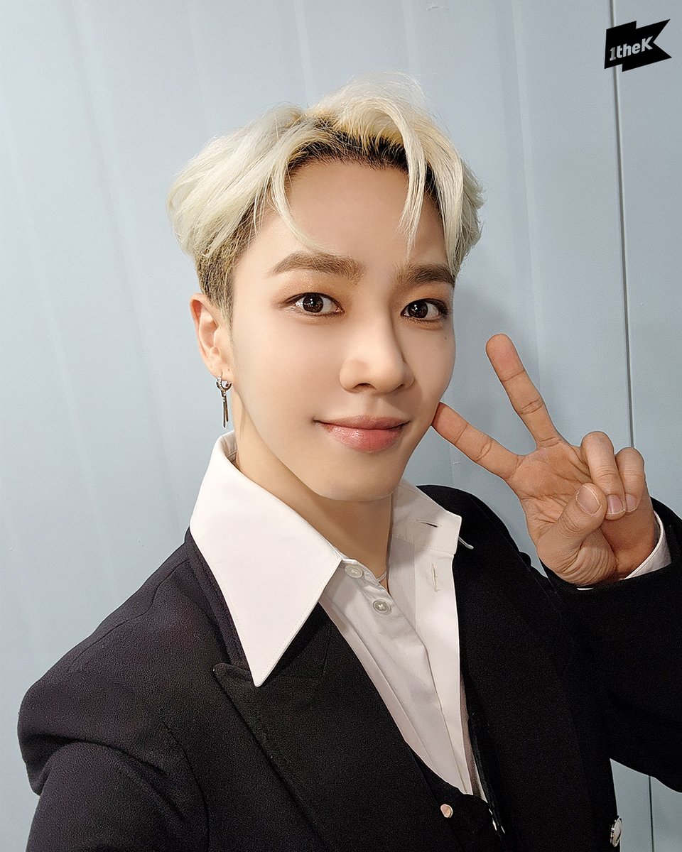 1theK's tweet photo. #수트댄스 촬영장에서 찍었다는 #이기광 셀카를 받아왔는데 이게 맞아요?🥹 사진에 온통 빛 밖에 없잖아! 이건 #LEEGIKWANG 이 아니라 光(빛 광)이잖아...🥹✨
#PREDATOR @Highlight_AUent

#SuitDance 👉 https://t.co/3rnzd88ZFV https://t.co/4h1RRTGvfK