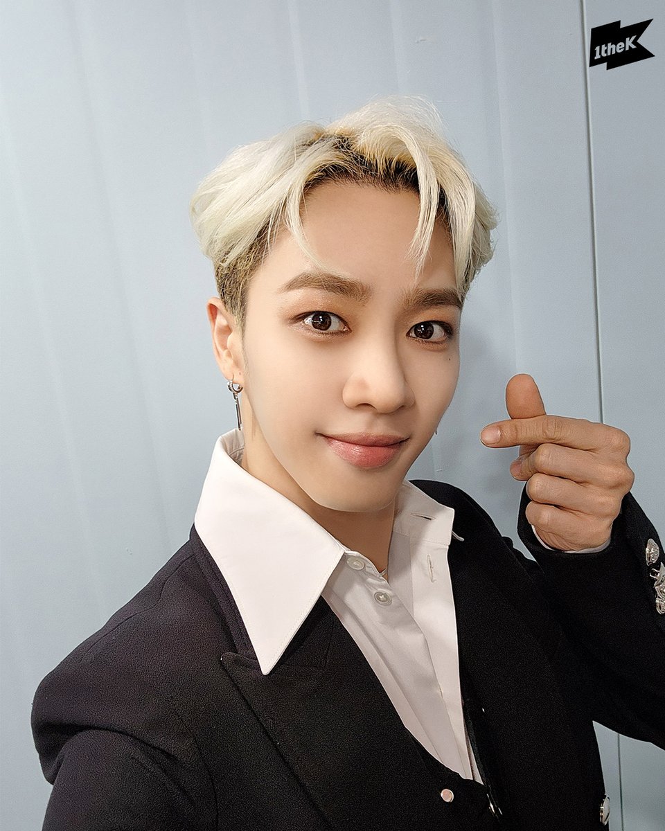 1theK's tweet photo. #수트댄스 촬영장에서 찍었다는 #이기광 셀카를 받아왔는데 이게 맞아요?🥹 사진에 온통 빛 밖에 없잖아! 이건 #LEEGIKWANG 이 아니라 光(빛 광)이잖아...🥹✨
#PREDATOR @Highlight_AUent

#SuitDance 👉 https://t.co/3rnzd88ZFV https://t.co/4h1RRTGvfK