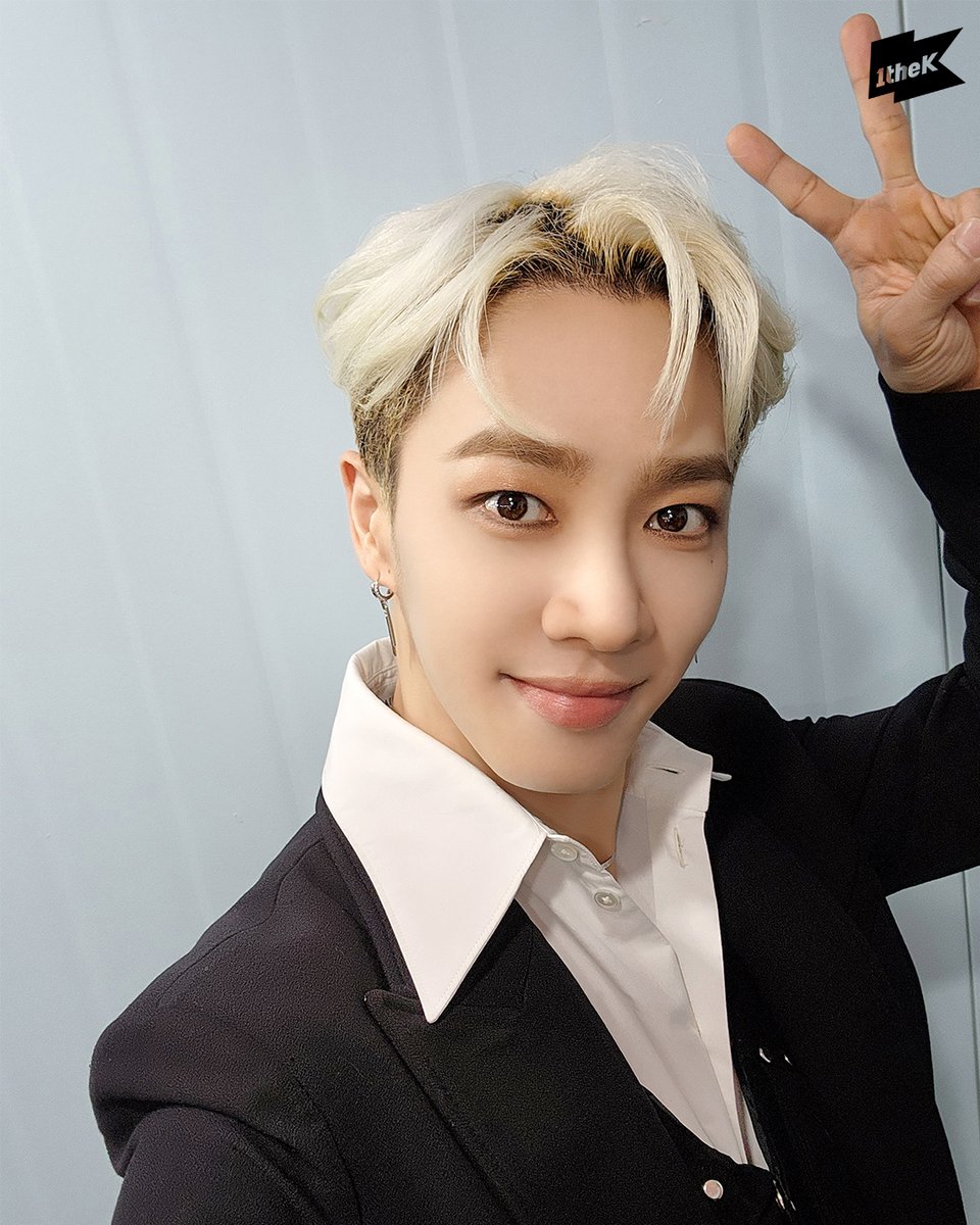 1theK's tweet photo. #수트댄스 촬영장에서 찍었다는 #이기광 셀카를 받아왔는데 이게 맞아요?🥹 사진에 온통 빛 밖에 없잖아! 이건 #LEEGIKWANG 이 아니라 光(빛 광)이잖아...🥹✨
#PREDATOR @Highlight_AUent

#SuitDance 👉 https://t.co/3rnzd88ZFV https://t.co/4h1RRTGvfK