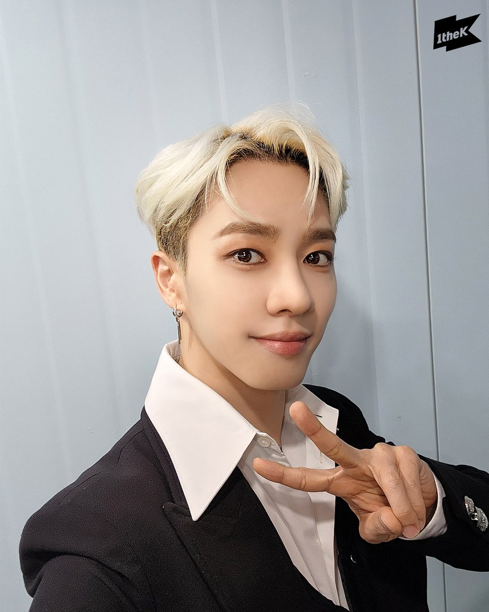 1theK's tweet photo. #수트댄스 촬영장에서 찍었다는 #이기광 셀카를 받아왔는데 이게 맞아요?🥹 사진에 온통 빛 밖에 없잖아! 이건 #LEEGIKWANG 이 아니라 光(빛 광)이잖아...🥹✨
#PREDATOR @Highlight_AUent

#SuitDance 👉 https://t.co/3rnzd88ZFV https://t.co/4h1RRTGvfK