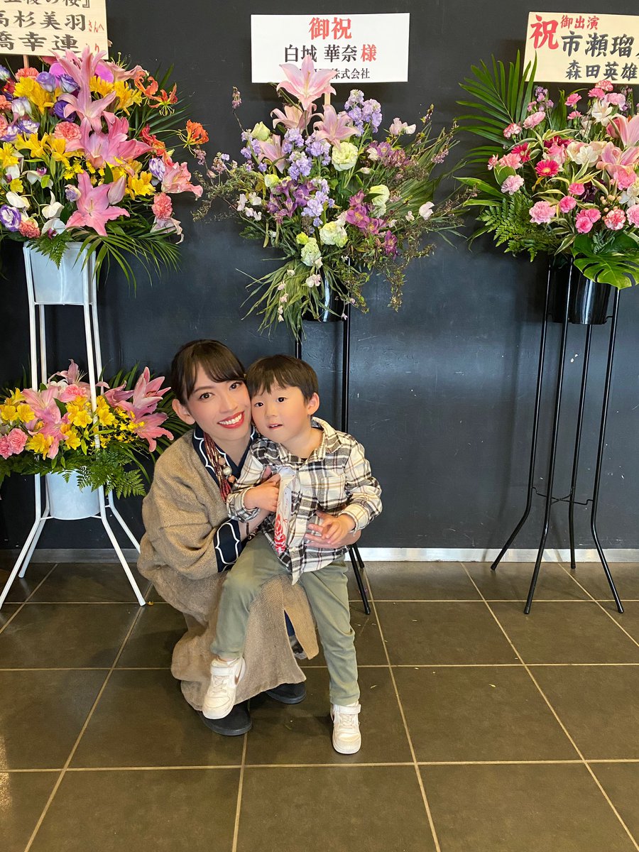 kana_shiraki's tweet photo. 「かなちゃん、背中どうなった？ちーちーいっぱい出た？」

「パリンパリン(カリンパニ)が、助けてーー！って」
「あの子かわいかったねぇ👦🏻」←笑

「まつださんはおねんねしちゃった？」

3歳、初観劇🌟 #五稜の桜

こなちなりの解釈で
むかーしむかーし！の世界を
楽しんでくれたようです😊🌸 https://t.co/ji3Wz3Rcg2