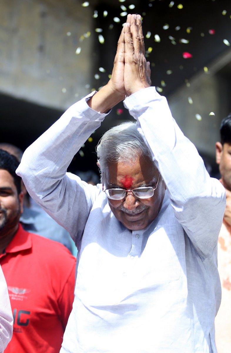 हमारे नेतृत्वकर्ता नर्मदापुरम (BJP) विधायक एवं पूर्व विधानसभा अध्यक्ष Dr Sitasaran Sharma जी को जन्मदिन की हार्दिक बधाई। जनसेवा, प्रगति एवं सामाजिक समरसता के प्र​ति आपका समर्पण और दीर्घ अनुभव प्रेरणादायक है। मां नर्मदा जी आपको शतायु, उत्तम स्वास्थ्य एवं प्रसन्नता प्रदान करे।