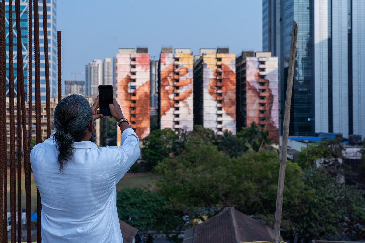 AusHCIndia's tweet photo. Australian artist Fintan Magee is no stranger to ๐ฎ๐ณ. His latest artwork in #Mumbai's Dadar is an ode to the vendors in the area who are witness to the changing urban landscape of the fast-paced city. #StartMUAF #MumbaiUrbanArtFestival @AusCG_Mumbai #murals https://t.co/e7vb7T0WBj