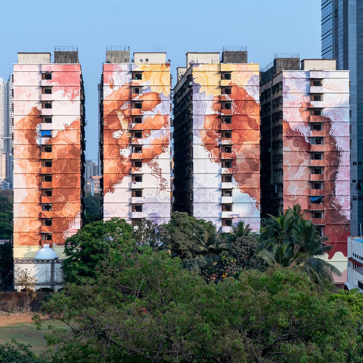 AusHCIndia's tweet photo. Australian artist Fintan Magee is no stranger to ๐ฎ๐ณ. His latest artwork in #Mumbai's Dadar is an ode to the vendors in the area who are witness to the changing urban landscape of the fast-paced city. #StartMUAF #MumbaiUrbanArtFestival @AusCG_Mumbai #murals https://t.co/e7vb7T0WBj