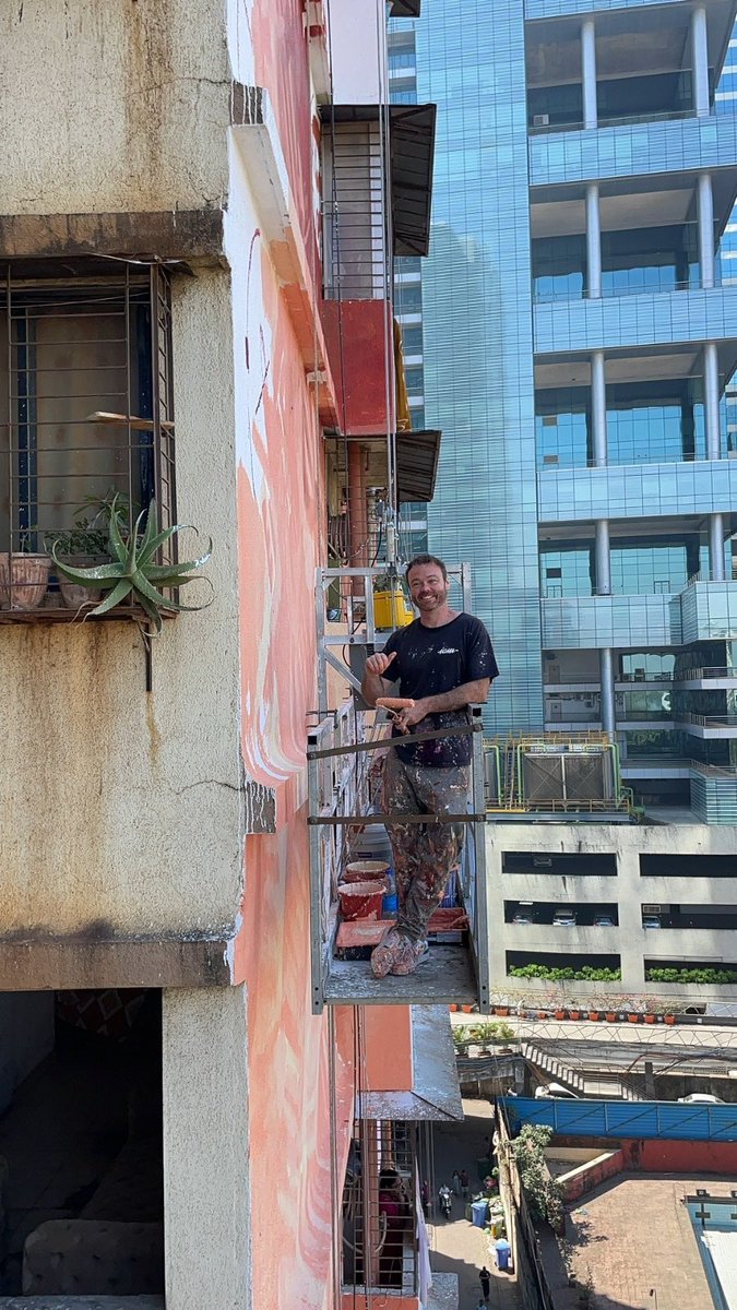 AusHCIndia's tweet photo. Australian artist Fintan Magee is no stranger to ๐ฎ๐ณ. His latest artwork in #Mumbai's Dadar is an ode to the vendors in the area who are witness to the changing urban landscape of the fast-paced city. #StartMUAF #MumbaiUrbanArtFestival @AusCG_Mumbai #murals https://t.co/e7vb7T0WBj