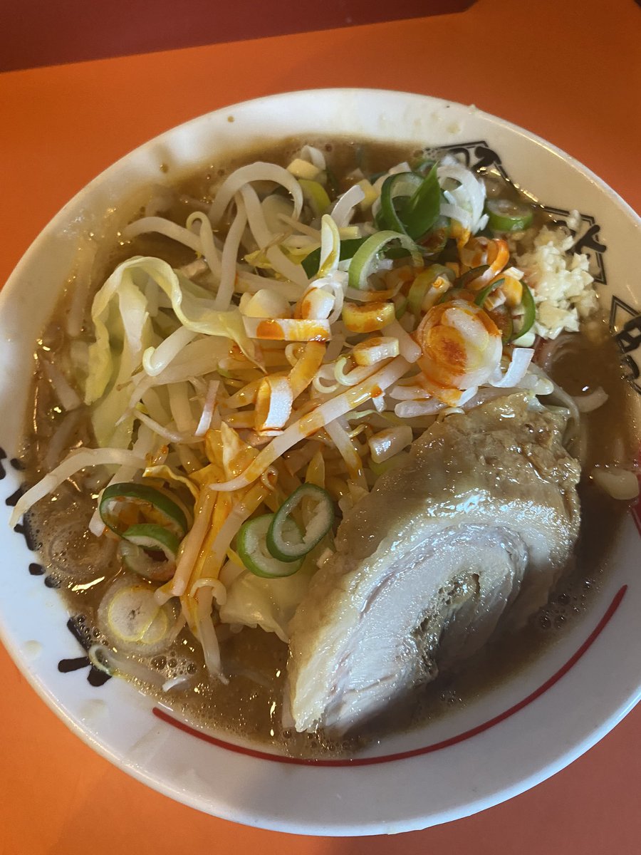 Kanatt_un's tweet photo. ちばから『ミニラーメン』+魚粉
閉店間際なのに店内満員
豚ポタージュ濃厚うまし
二郎系でもなく家系とも違う
唯一無二でした☝️
再訪したら麺固めの
カラメで食したい☺️
店内のスタッフ同士の家族みたいな
関係性やら店主さんの写真でほっこり
宅麺の授賞式で見た女将も居た( ⸝⸝⸝⁼̴́⌄⁼̴̀⸝⸝⸝) https://t.co/wwSgycbrBY