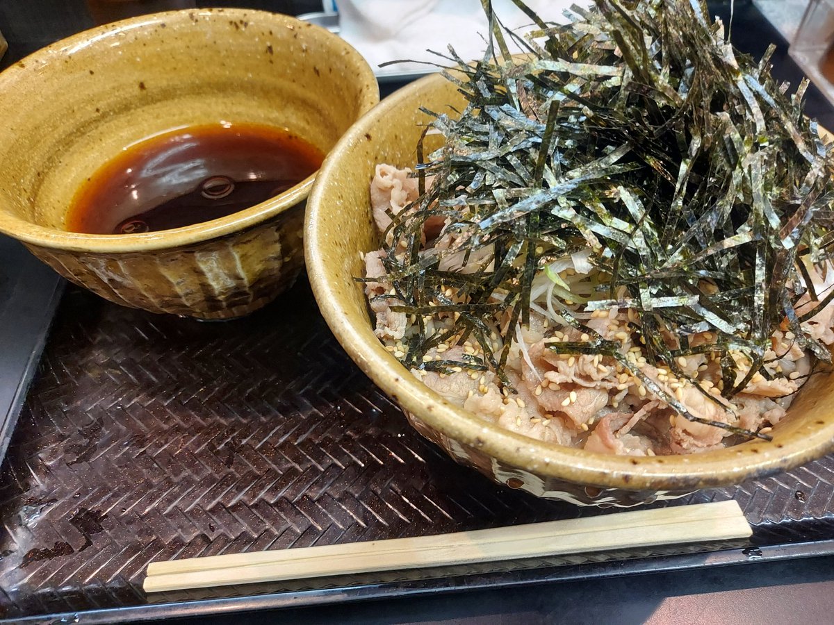 hiro_hiro214's tweet photo. 無性に食べたくなるシリーズじゃないけど、秋葉原で降りた瞬間、アレが無性に食べたくなった
時間あまりなくて昼抜きを覚悟してたけど、欲望に勝てず来店。
田舎蕎麦バリのガチガチ麺、甘辛いタレ、たっぷり薬味。
うまくないわけない。ご馳走様でした。
#なぜ蕎麦にラー油をいれるのか。
#蕎麦 https://t.co/cbXQQOXKVw
