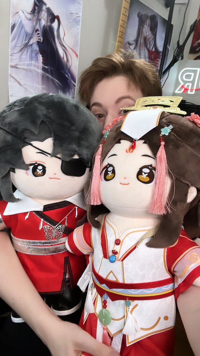 SockFlower's tweet photo. I just got the HUGE 40cm hualian plushes! If you want them too, you can buy them here! Be sure to use code 4FILMS for a discount! https://t.co/35akKpo8Gu https://t.co/fdKIyRwiYw